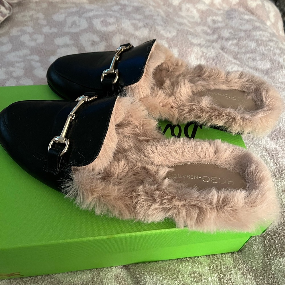 BCBGeneration black fur footbed mules Size 7
NWOT
Euro 37.5